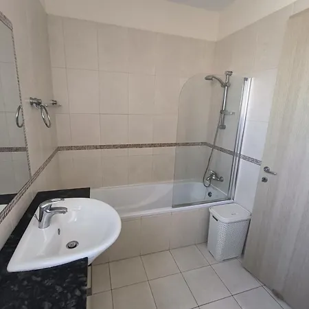 Superior 1 Bed In With Communal Pool شقة