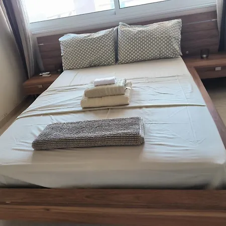 Superior 1 Bed In With Communal Pool شقة