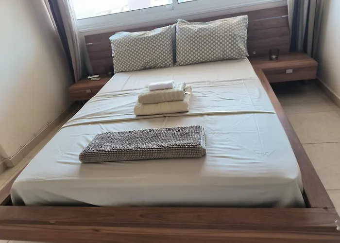 Superior 1 Bed In With Communal Pool شقة